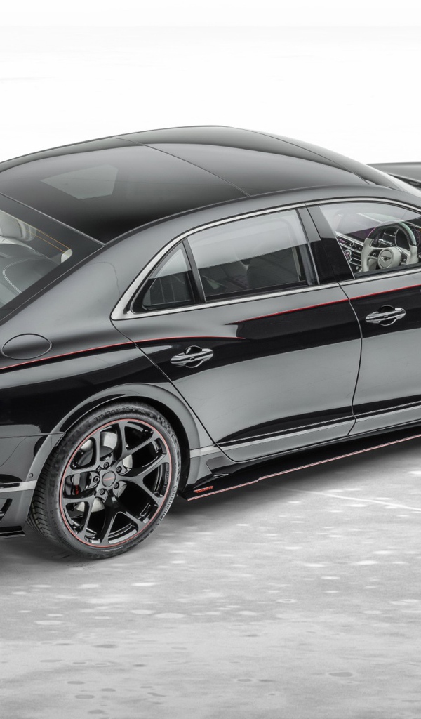 Черный автомобиль Mansory Bentley Flying Spur 2020 года на сером фоне