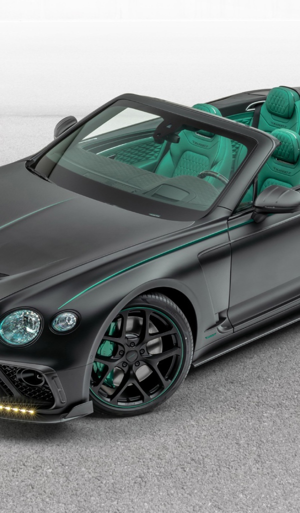 Черный автомобиль Mansory Bentley Continental GT V8 Convertible 2020 года на сером фоне