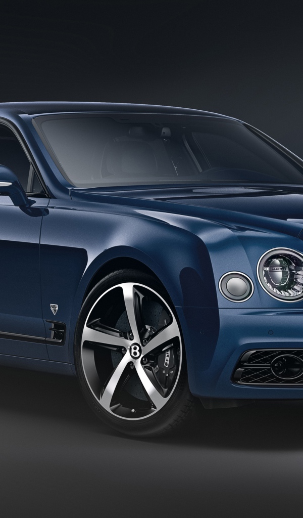Синий дорогой автомобиль Bentley Mulsanne,  2020 года на сером фоне
