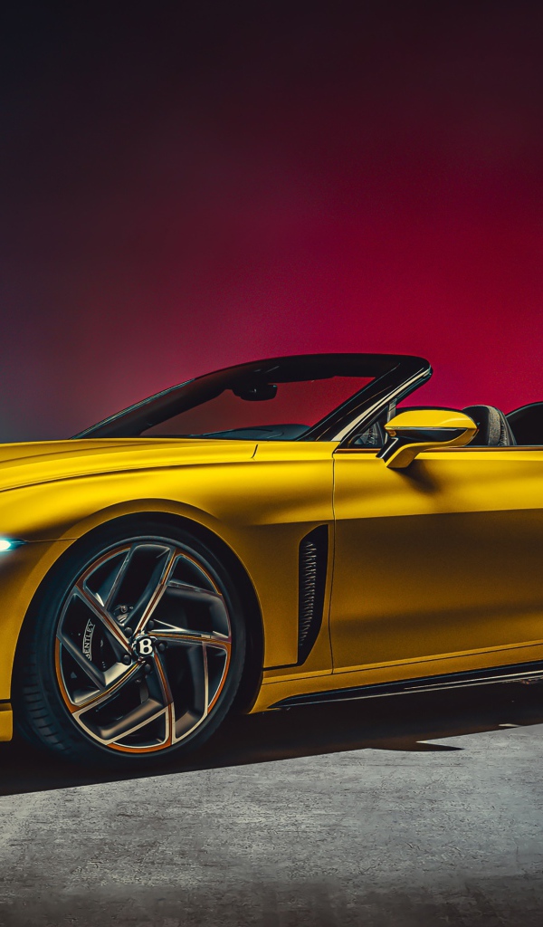 Желтый автомобиль кабриолет Bentley Mulliner Bacalar 2020 года 