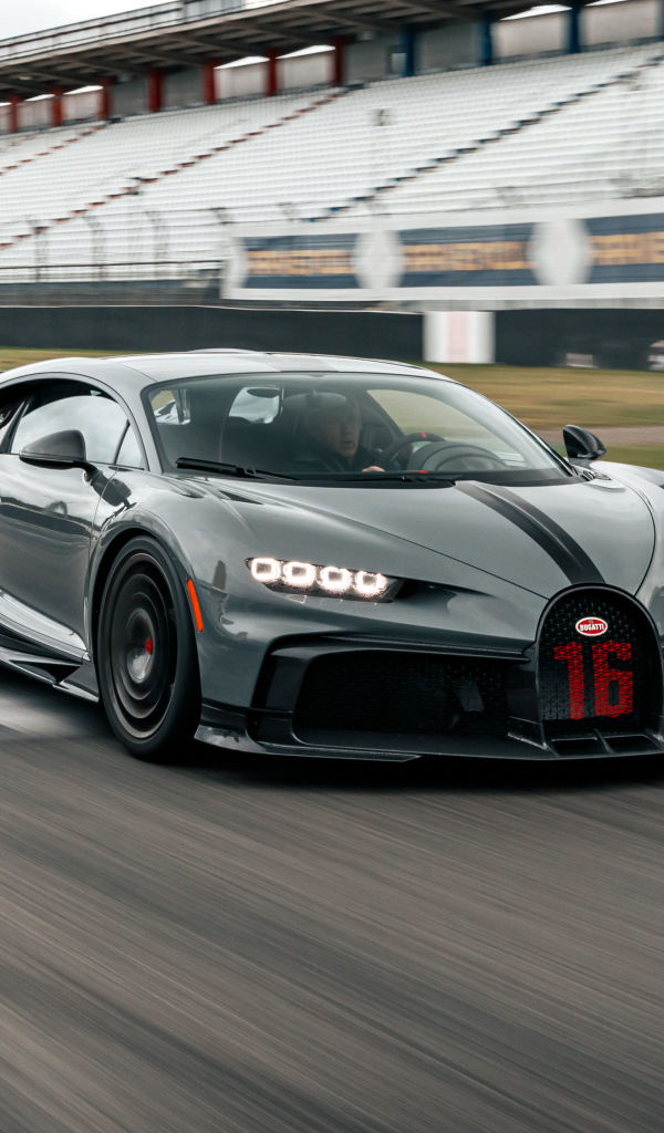 Черный Bugatti Chiron Pur Sport 2020 года на гонках