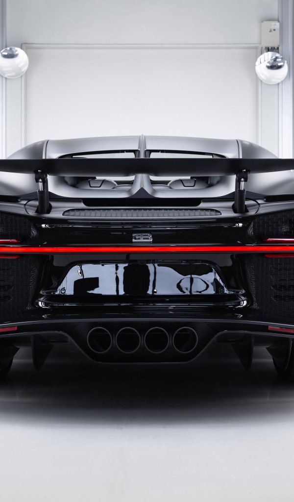 Автомобиль Bugatti Chiron Noire 2020 года вид сзади