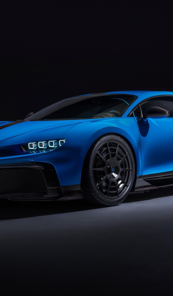Синий автомобиль Bugatti Chiron Pur Sport 2020 года вид сзади