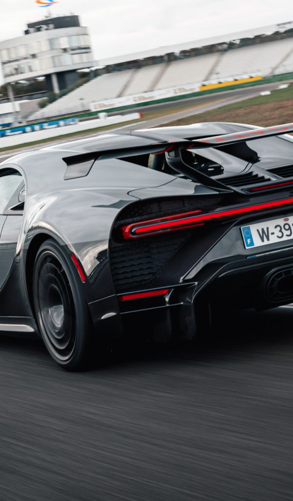 Черный быстрый автомобиль Bugatti Chiron Pur Sport 2020 года на стадионе