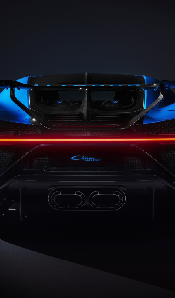 Синий автомобиль Bugatti Chiron Pur Sport 2020 года вид сзади