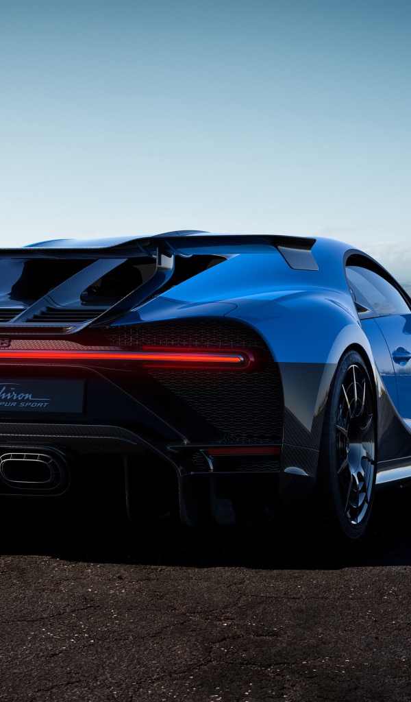 Автомобиль Bugatti Chiron Pur Sport 2020 года вид сзади 