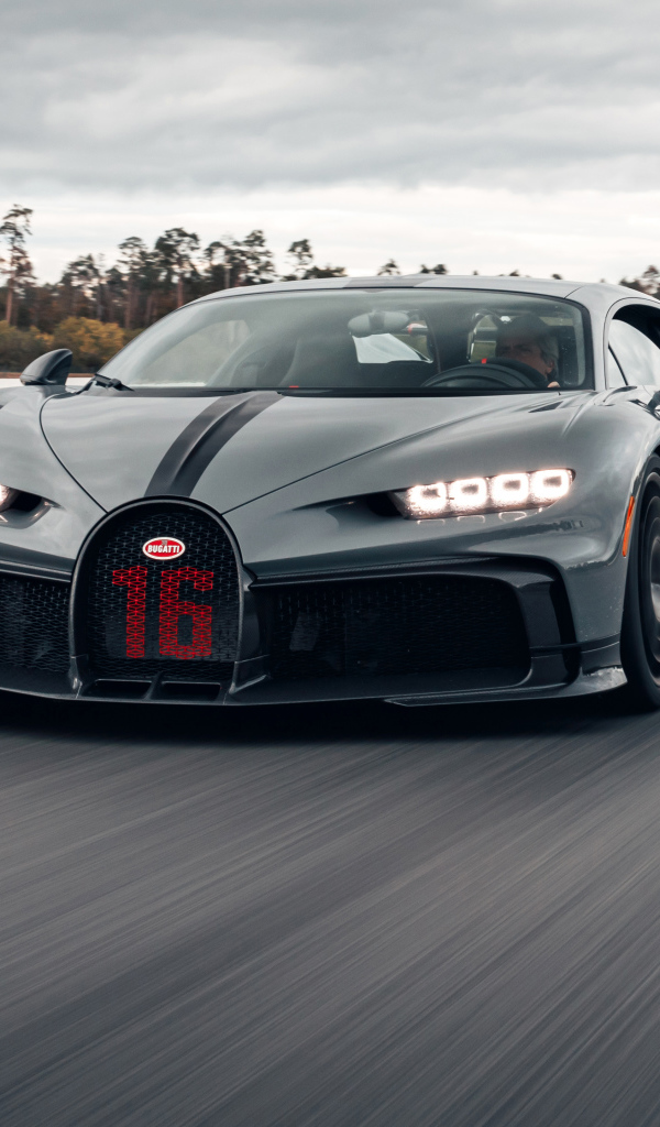 Спортивный Bugatti Chiron Pur Sport 2020 года на трассе