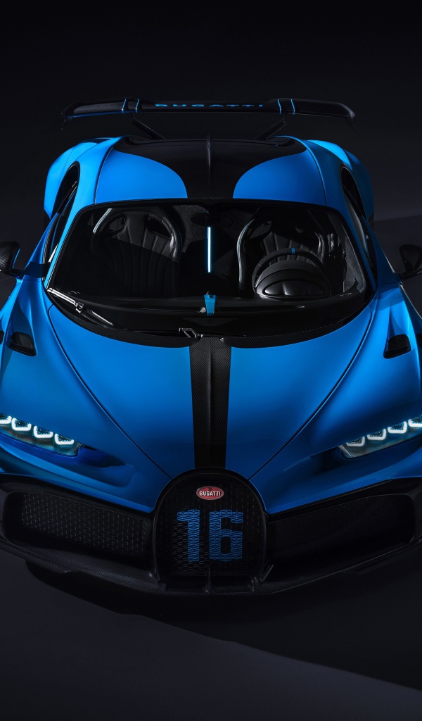 Спортивный автомобиль Bugatti Chiron Pur Sport 2020 года на сером фоне