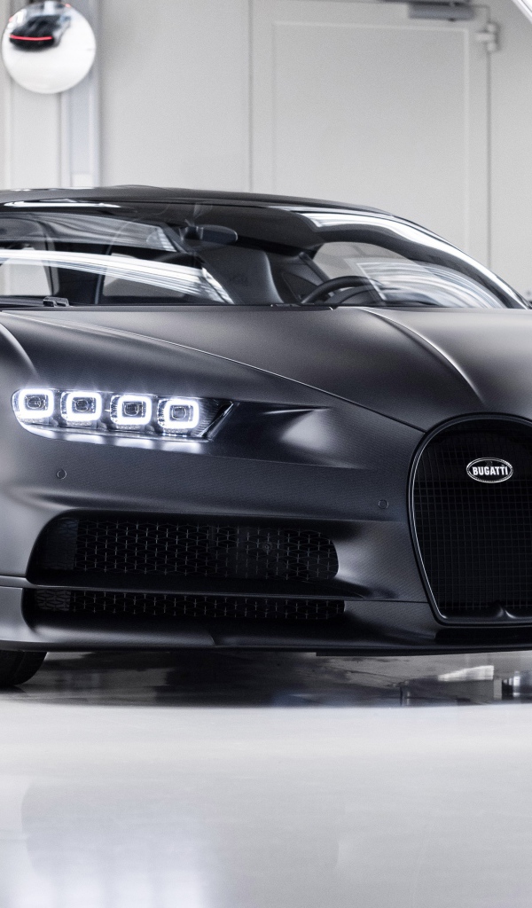 Автомобиль bugatti chiron 2020 года с включенными фарами
