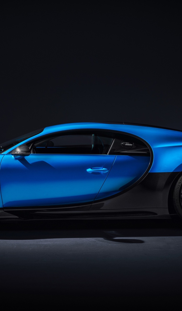 Быстрый автомобиль Bugatti Chiron Pur Sport 2020 года на сером фоне