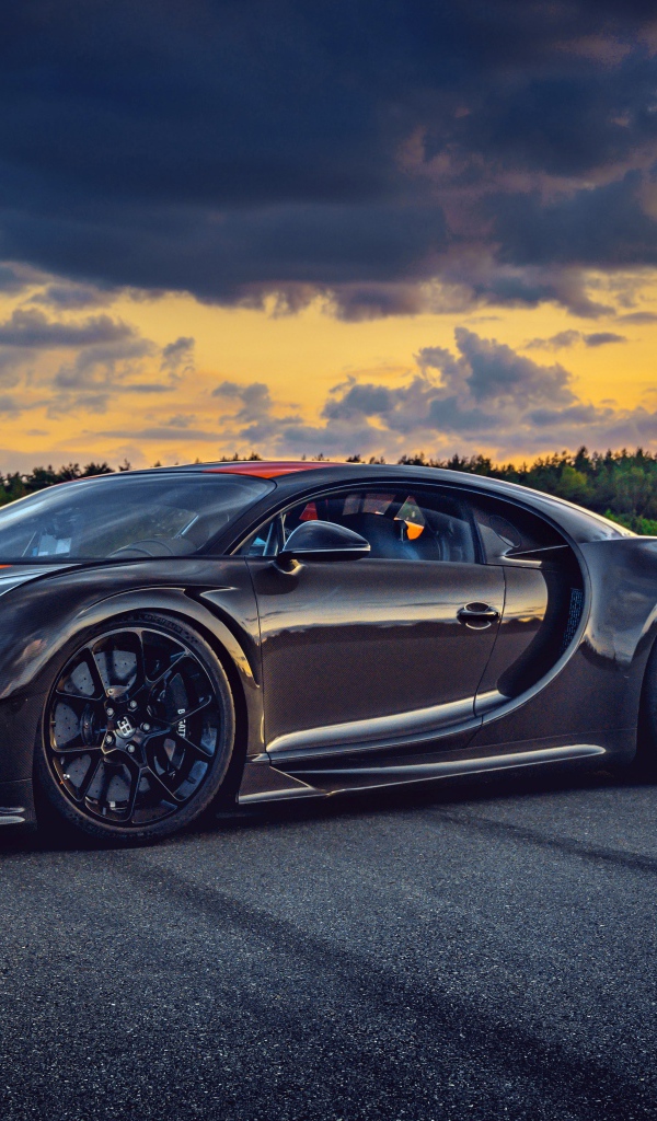 Черный автомобиль Bugatti Chiron 2019  года на фоне неба