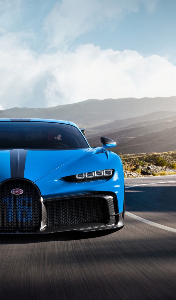 Синий автомобиль Bugatti Chiron Pur Sport 2020 года на трассе в горах 