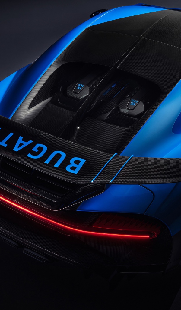 Голубой автомобиль Bugatti Chiron Pur Sport 2020 года вид сверху 