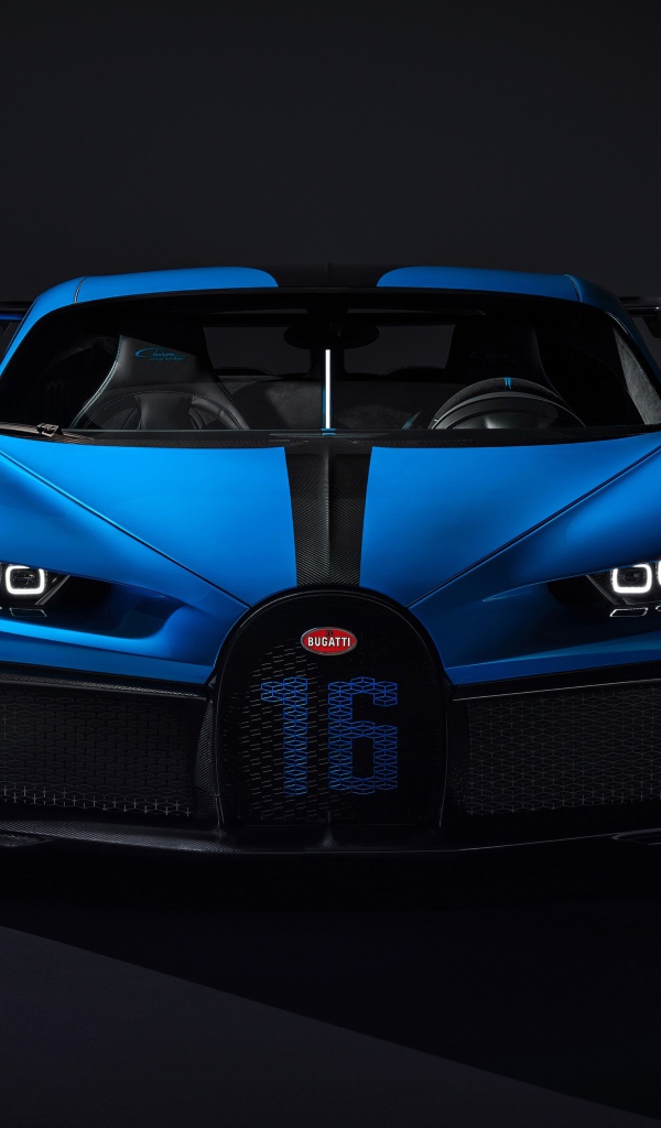 Синий автомобиль Bugatti Chiron Pur Sport 2020 года на черном фоне