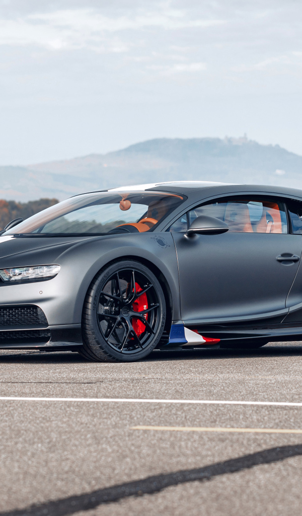 Дорогой серебристый спортивный автомобиль Bugatti Chiron