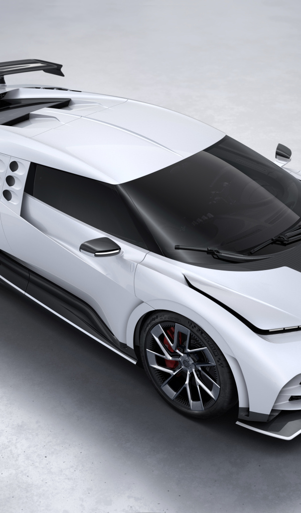 Белый спортивный автомобиль Bugatti Centodieci 2019 года на сером фоне