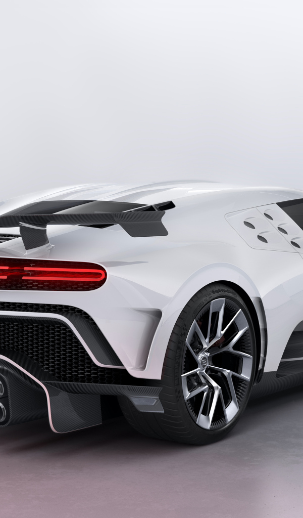 Белый автомобиль Bugatti Centodieci 2019 года вид сзади 