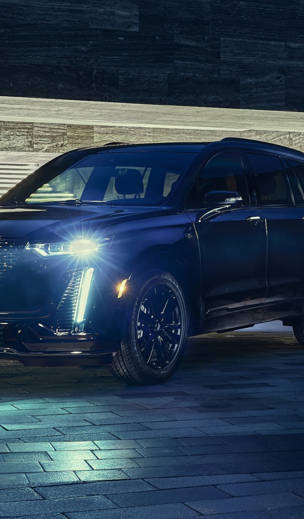 Черный кадилак Cadillac XT6 Midnight Edition 2020 года с включенными фарами 