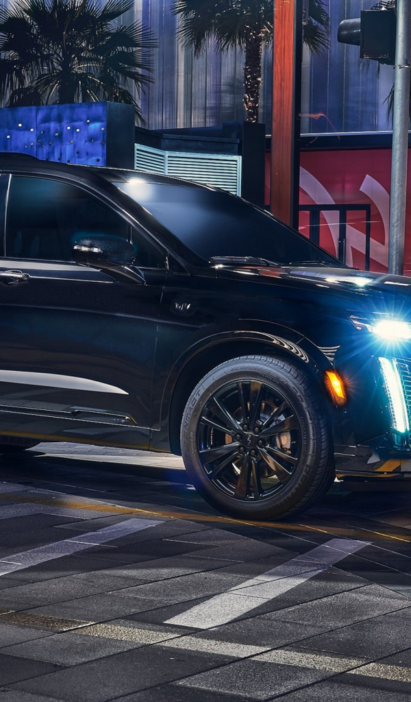 Большой черный Cadillac XT6 Midnight Edition 2020 года на ночной улице 