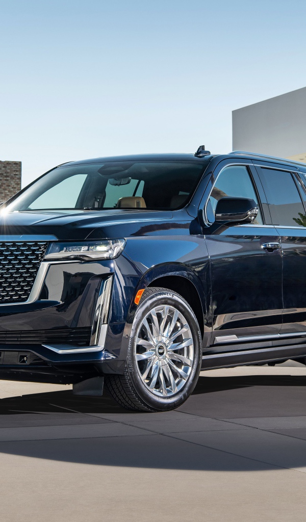 Большой дорогой Cadillac Escalade, 2021 года у дома