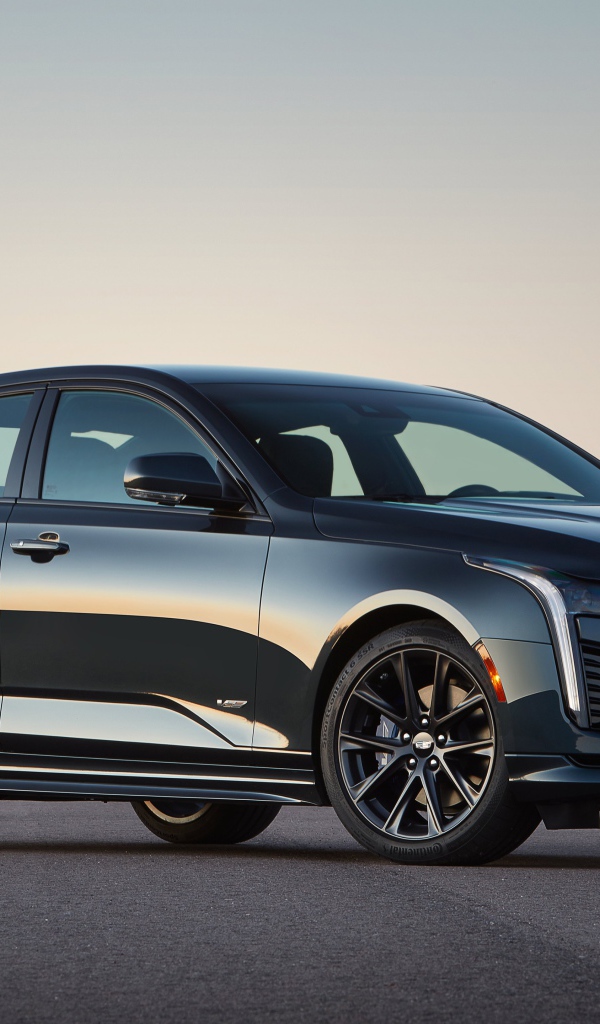 Автомобиль  Cadillac CT4-V, 2020 года на дороге 