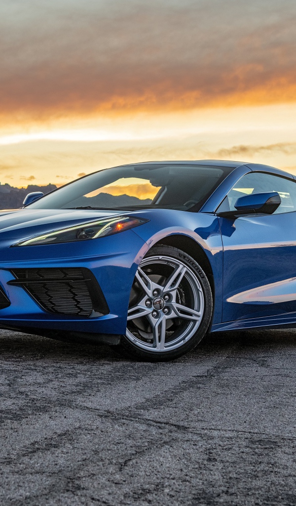 Синий автомобиль  Chevrolet Corvette Stingray, 2020 года на закате