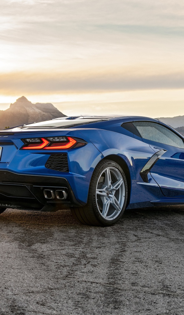 Синий автомобиль  Chevrolet Corvette Stingray года на фоне неба