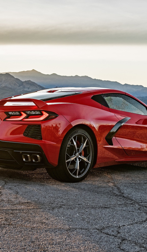 Красный автомобиль  Chevrolet Corvette Stingray Z51, 2020 года в лучах солнца
