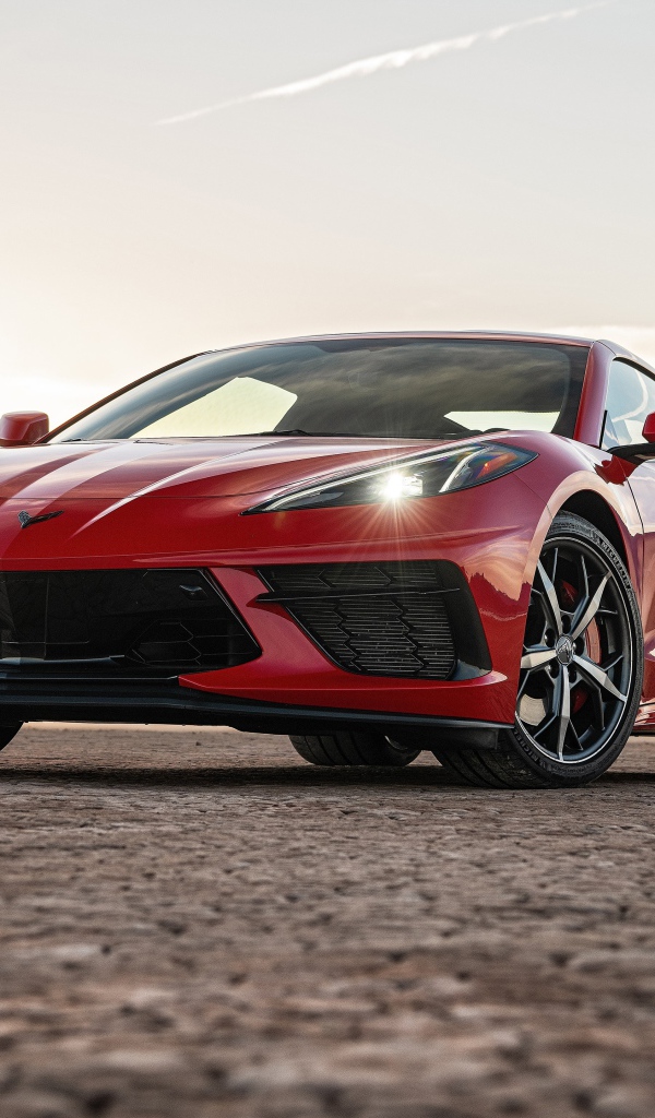 Красный автомобиль  Chevrolet Corvette Stingray Z51, 2020 года с включенными фарами