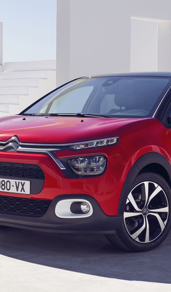 Красный внедорожник Citroen C3, 2020 года в лучах солнца