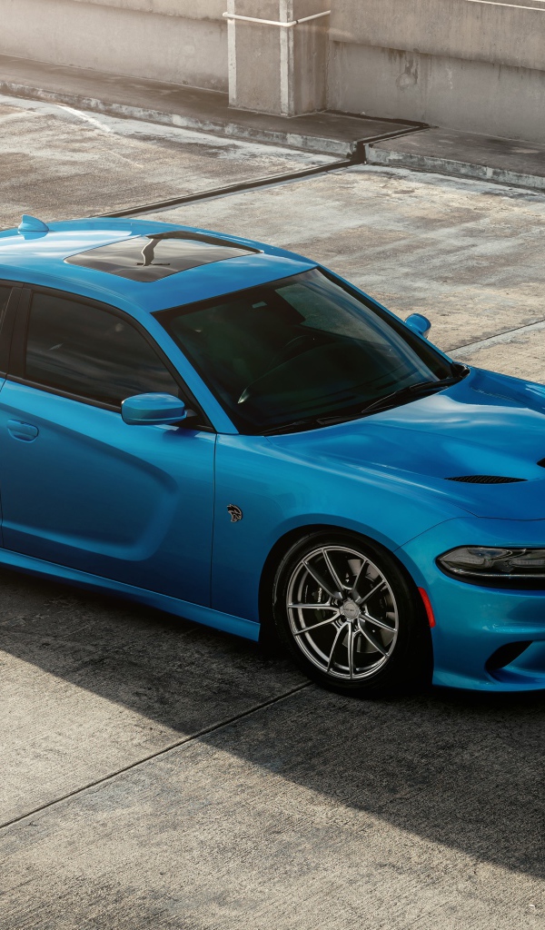 Синий автомобиль Dodge Charger SRT Hellcat 