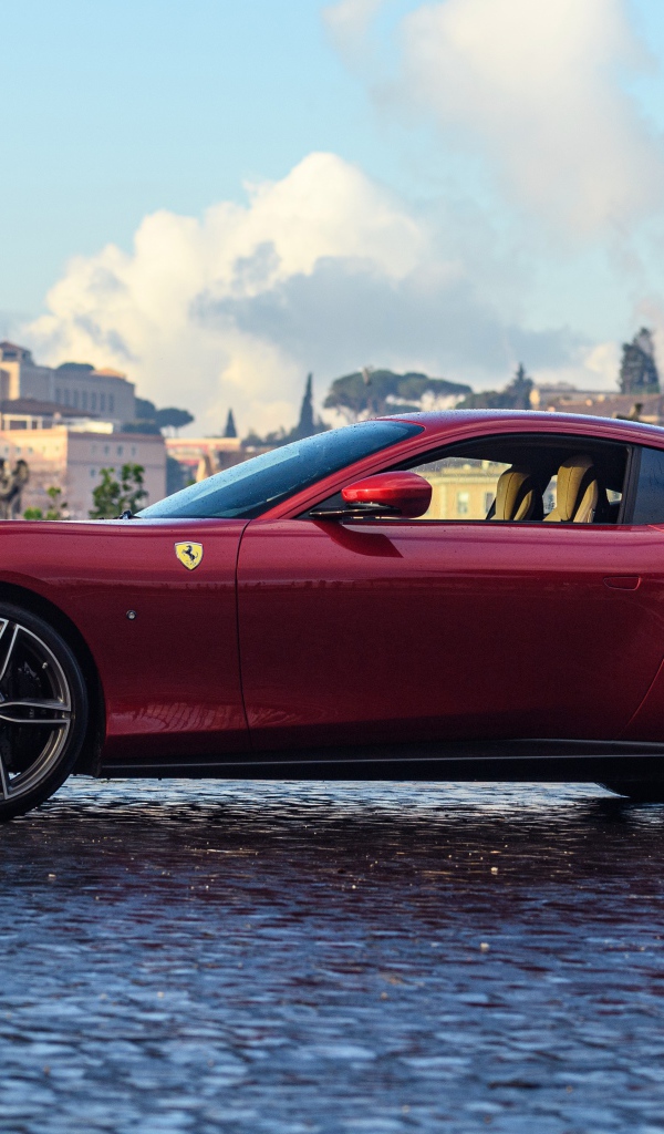 Красный автомобиль Ferrari Roma 2020 года в городе 