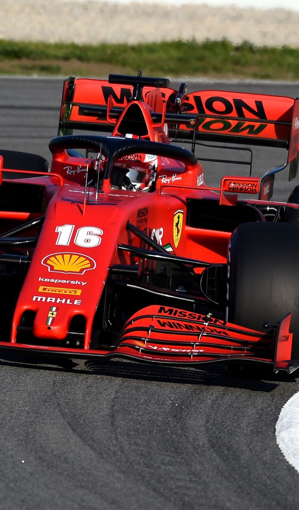 Красный гоночный автомобиль Ferrari SF1000 2020 года на трассе 