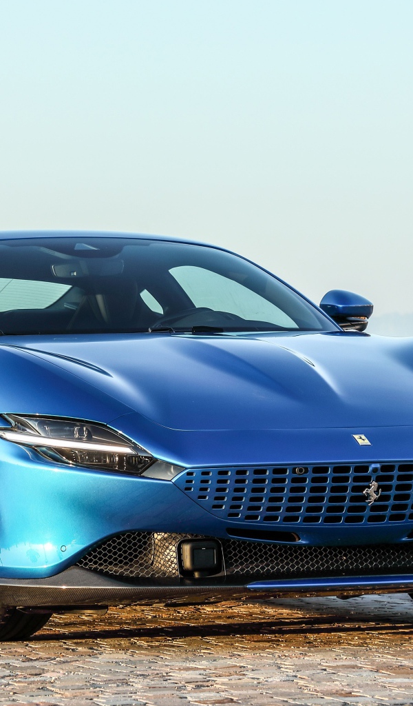 Синий быстрый автомобиль Ferrari Roma 2021 года 