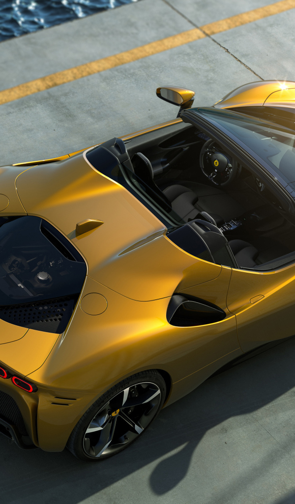 Золотистый автомобиль Ferrari SF90 Spider 2021 года вид сверху