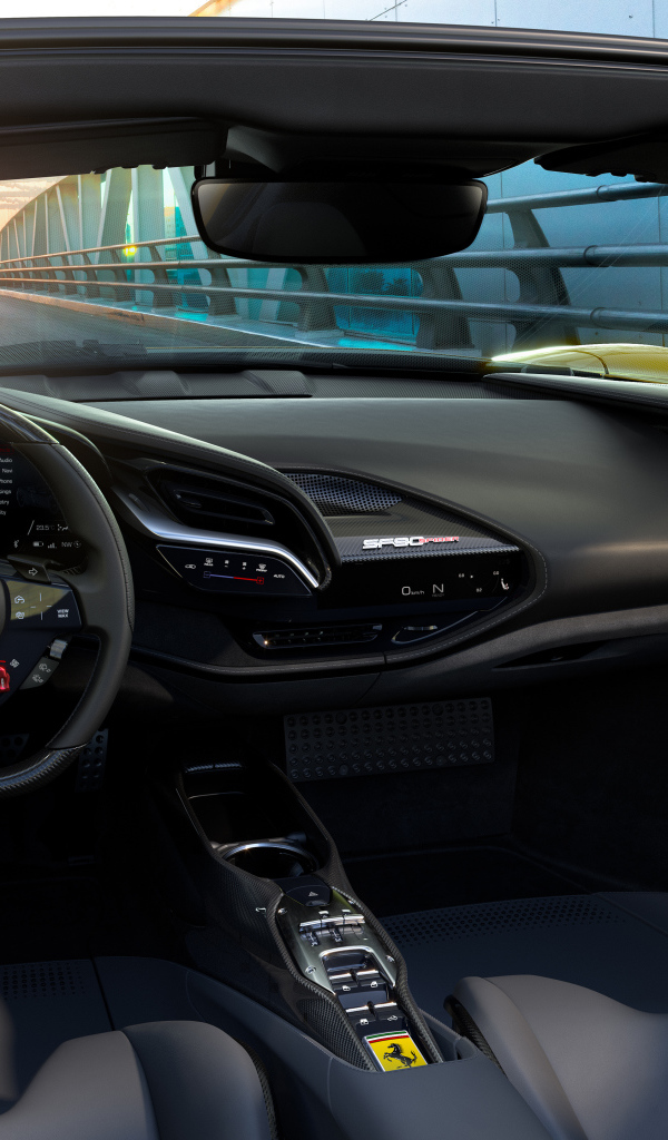 Черный салон автомобиля Ferrari SF90 Spider 2021 года
