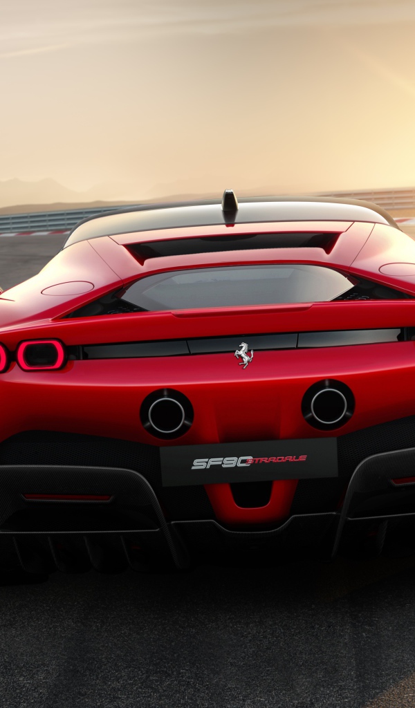 Быстрый автомобиль Ferrari Stradale SF90 на фоне яркого солнца 