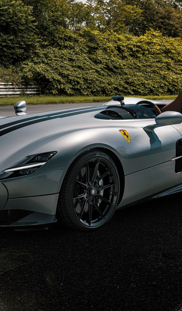 Новый автомобиль  Ferrari Monza SP1 2020 года в парке