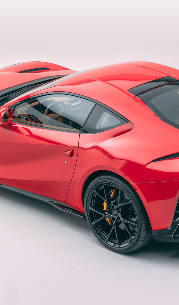 Красный автомобиль Mansory Ferrari 812 Superfast Soft Kit 2020 года на белом фоне