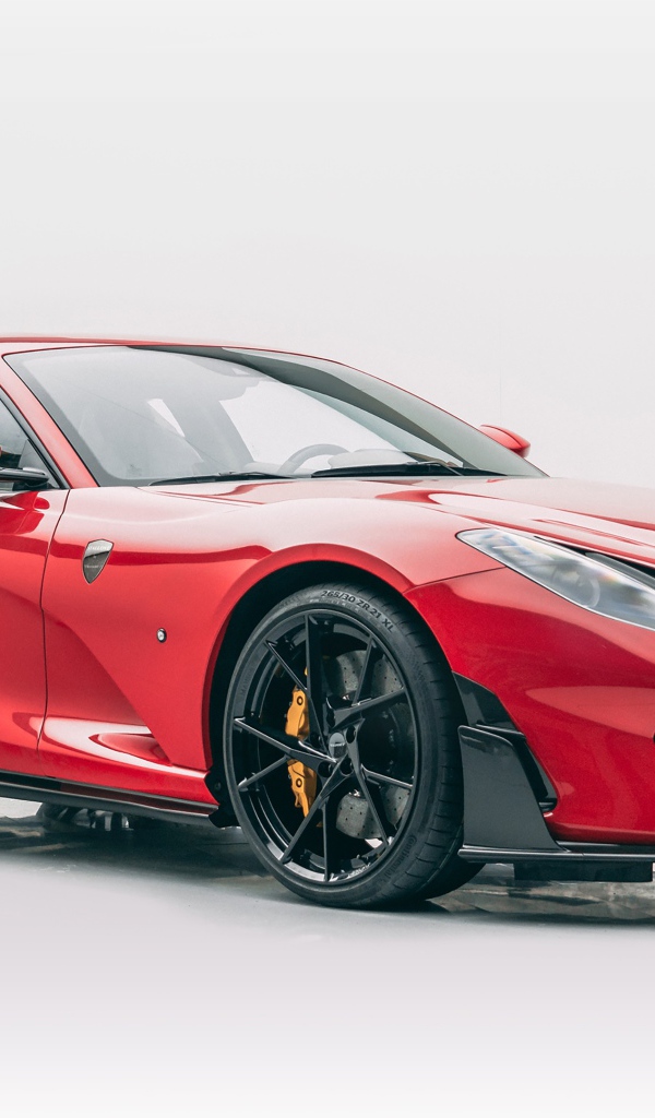 Красный быстрый автомобиль Mansory Ferrari 812 Superfast Soft Kit 2020 года на сером фоне