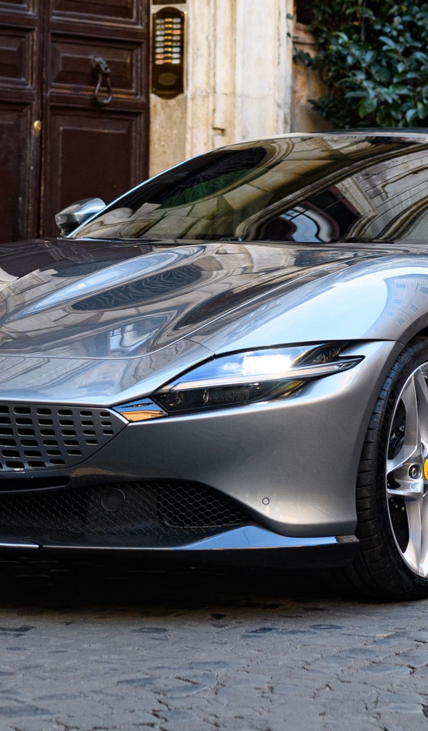 Серебристый автомобиль Ferrari Roma 2020 года 