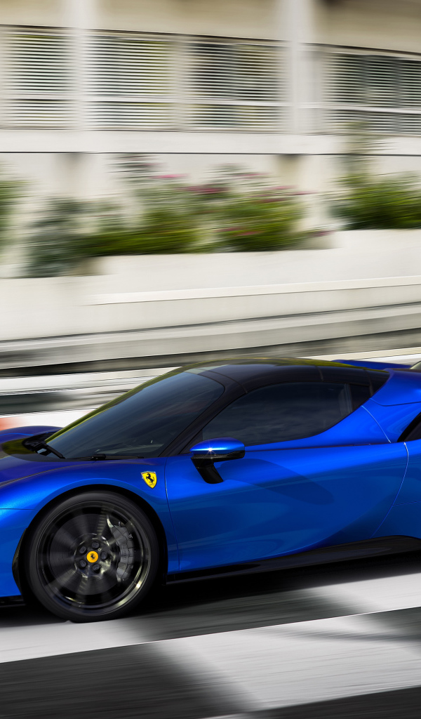 Синий спортивный автомобиль Ferrari SF90 Spider Assetto Fiorano 2021 года на трассе