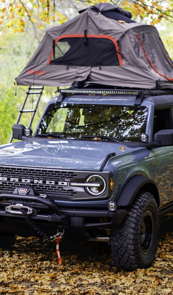 Внедорожник Ford Bronco Overland Concept 2020 года в лесу с палаткой 