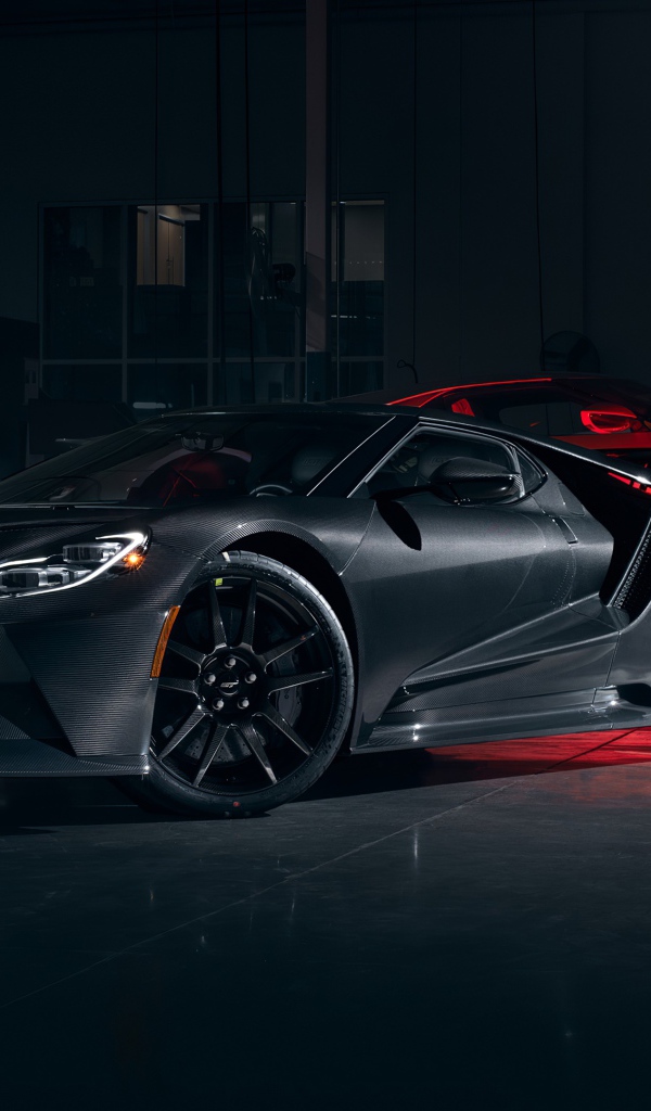 Спортивный автомобиль Ford GT 2020 года в гараже 