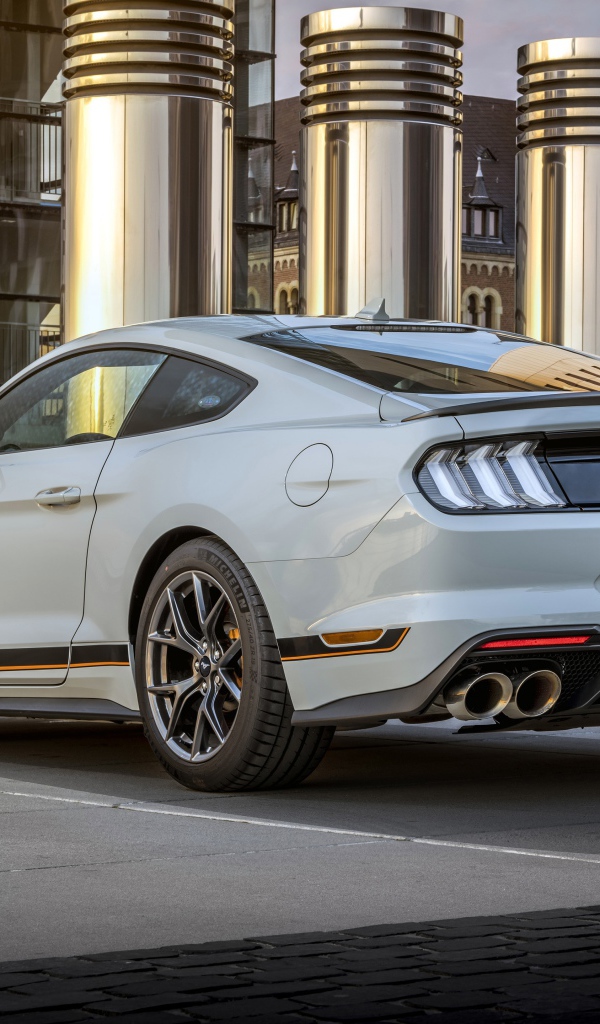 Белый автомобиль Ford Mustang Mach 1 2021 года вид сзади