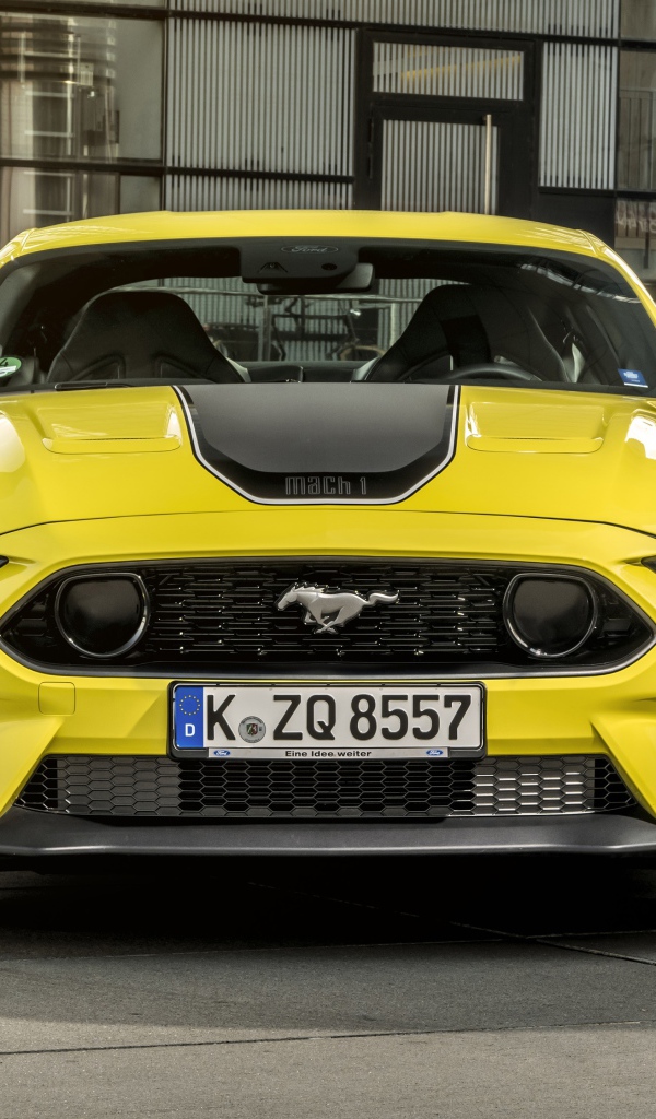 Желтый автомобиль Ford Mustang Mach 1 2021 года 