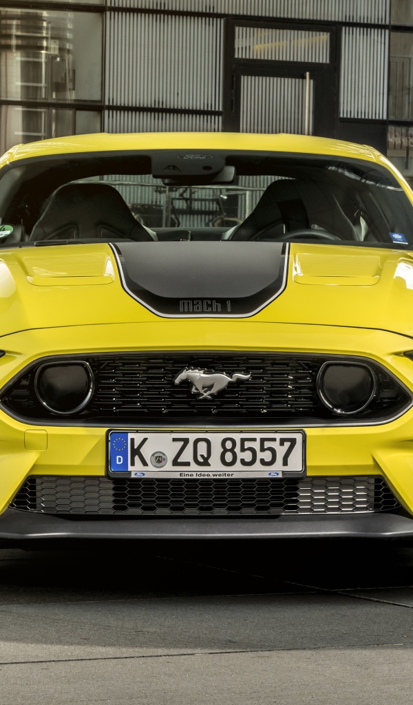 Желтый автомобиль Ford Mustang Mach 1 2021 года 