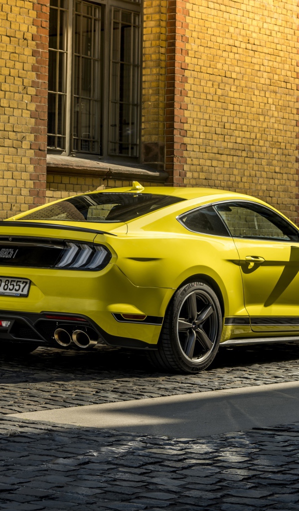 Желтый автомобиль Ford Mustang Mach 1 2021 года вид сзади