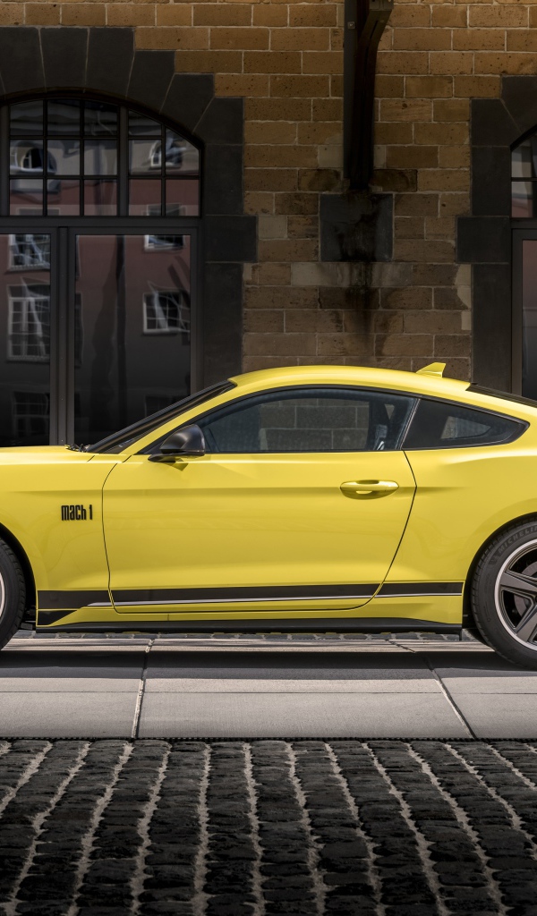 Желтый автомобиль Ford Mustang Mach 1 2021 года вид сбоку 