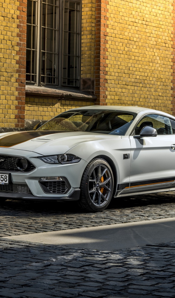 Белый автомобиль Ford Mustang Mach 1 2021 года на улице